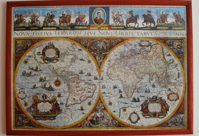 Obraz z puzzle 2000 ks s motívom historickej mapy, zarámovan