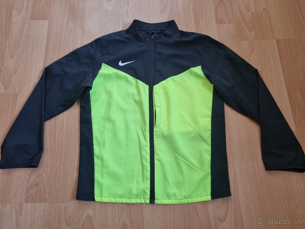 Chlapčenská športová bunda zn. Nike, veľ. 128/137