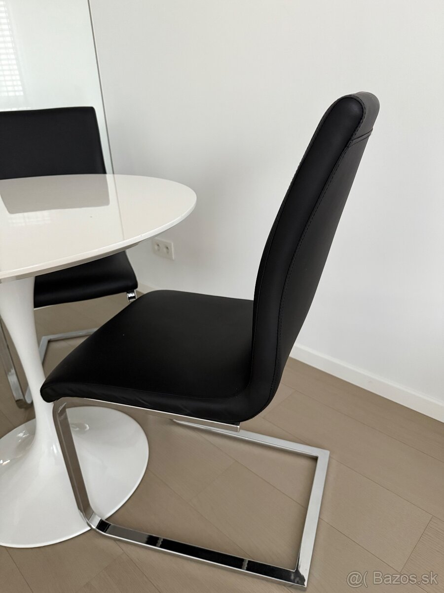 Pohodlná štylova stolicka čierna set 3 ks.