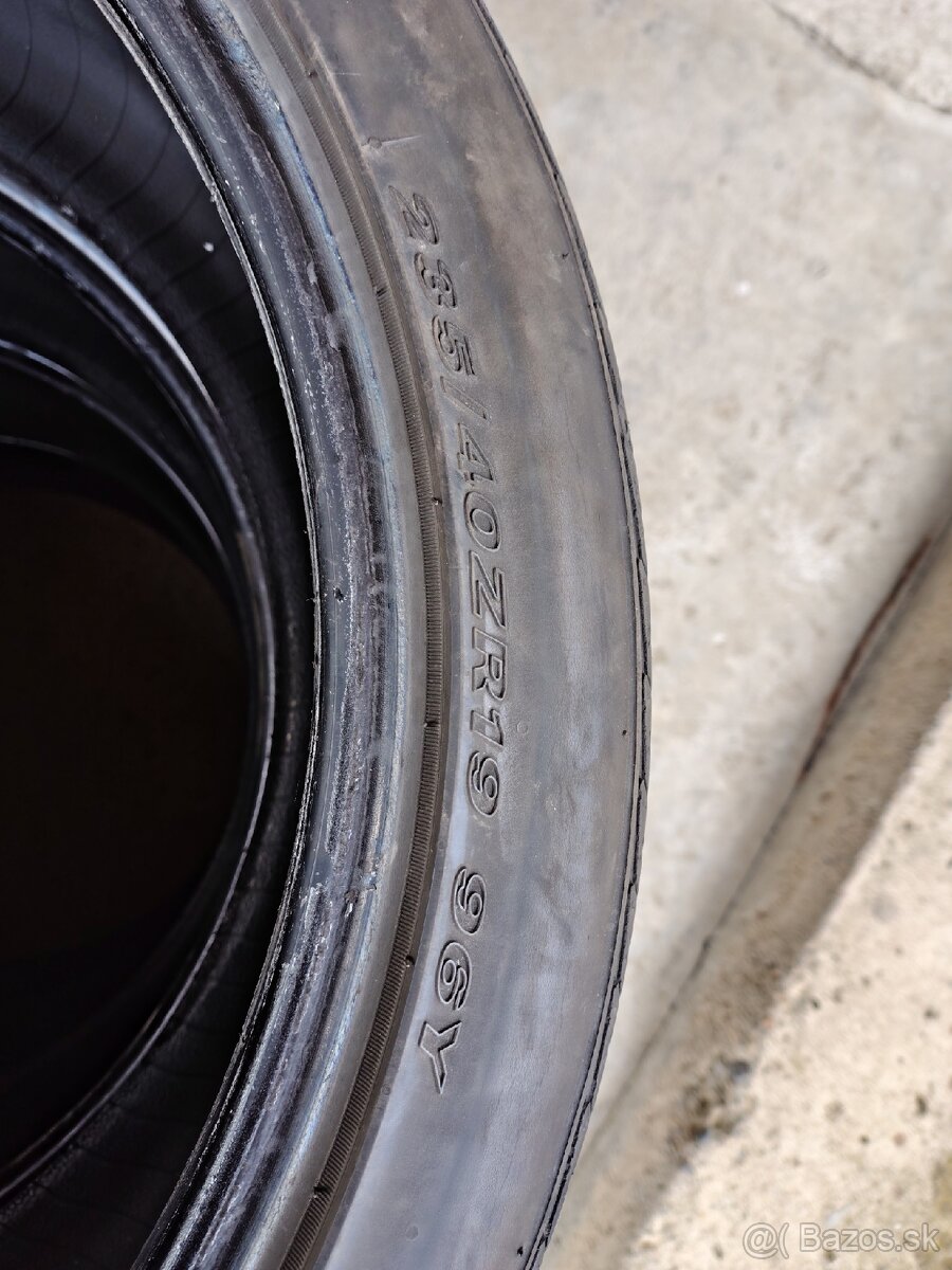 235/40R19