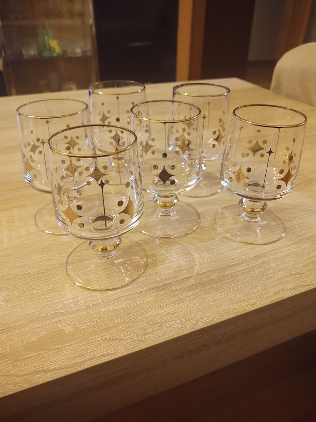 150ml pohariky ( z pozlacenym motivom ) 8 €