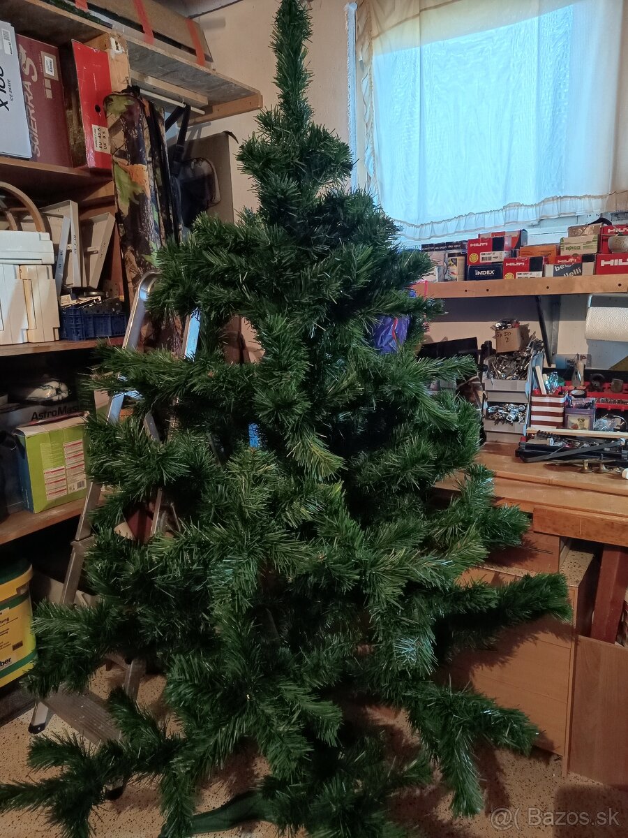 Umelý vianočný stromček.