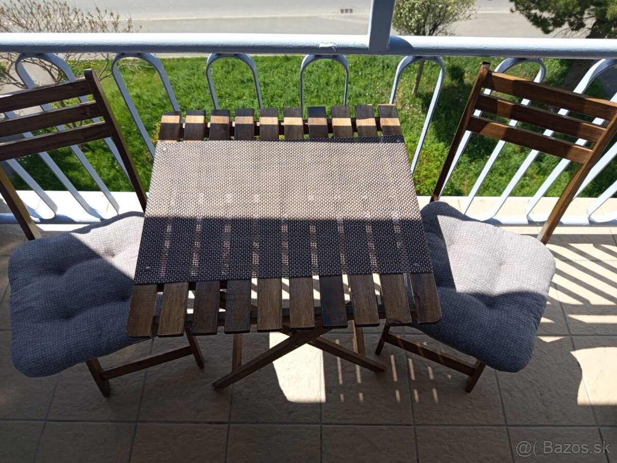 Stôl + 2 ks stoličky na balkón