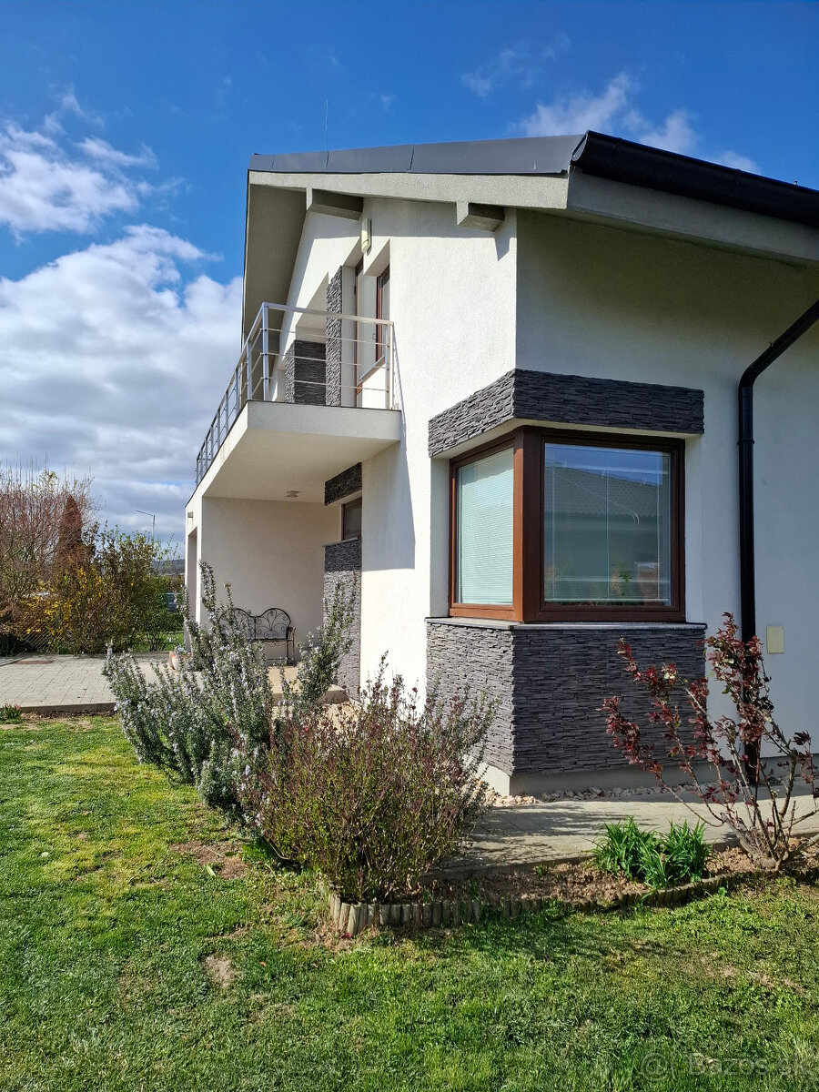 EXKLUZÍVNE krásny, novší RD Jelenec na veľkorysom pozemku