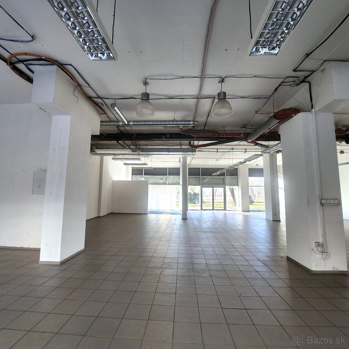PRENÁJOM-Obchodné priestory 335 m2 s výkladmi do ulice-BA II