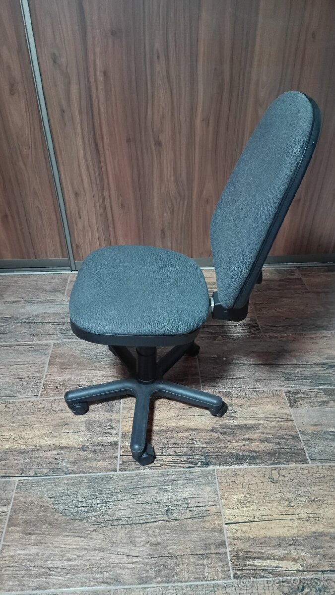 Predam kancelarsku stolicku