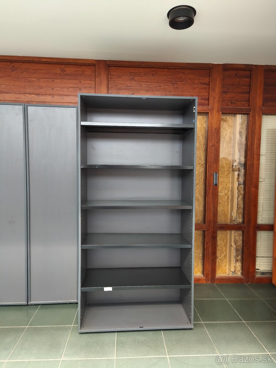 Masívna policová skriňa