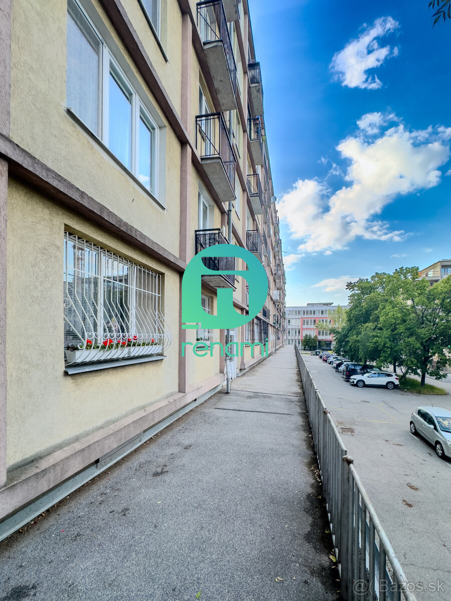 Zrekonštruovaný 2-izbový byt s balkónom a loggiou v Novom Me
