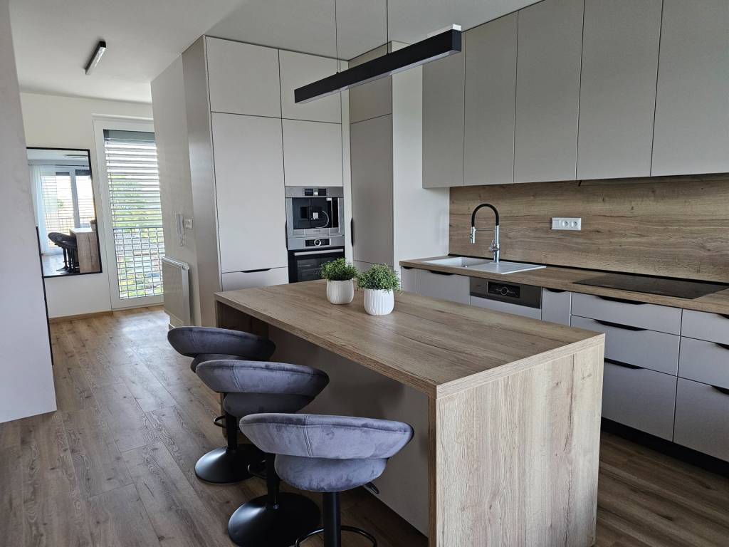 Prenajmeme nadštandardný 3-izbový byt, Kollárova ulica, Vráb