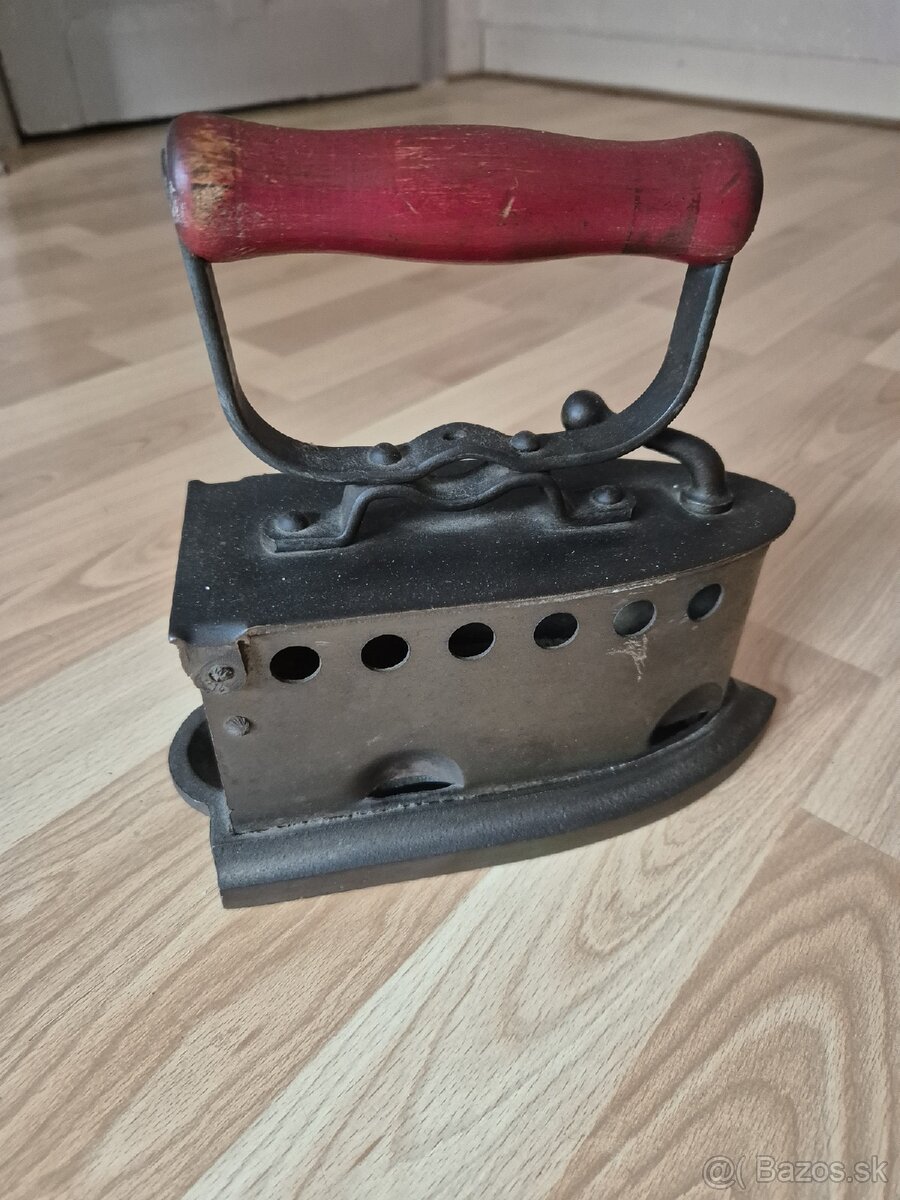 STAROŽITNÁ ŽEHLIČKA