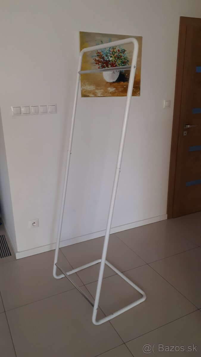 Predám kovový vešiak na oblečenie