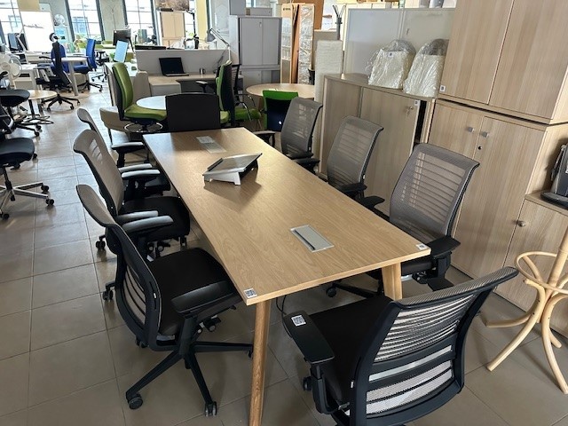 prodám jednací stůl 200 x 90 cm s masivními dubovými nohami