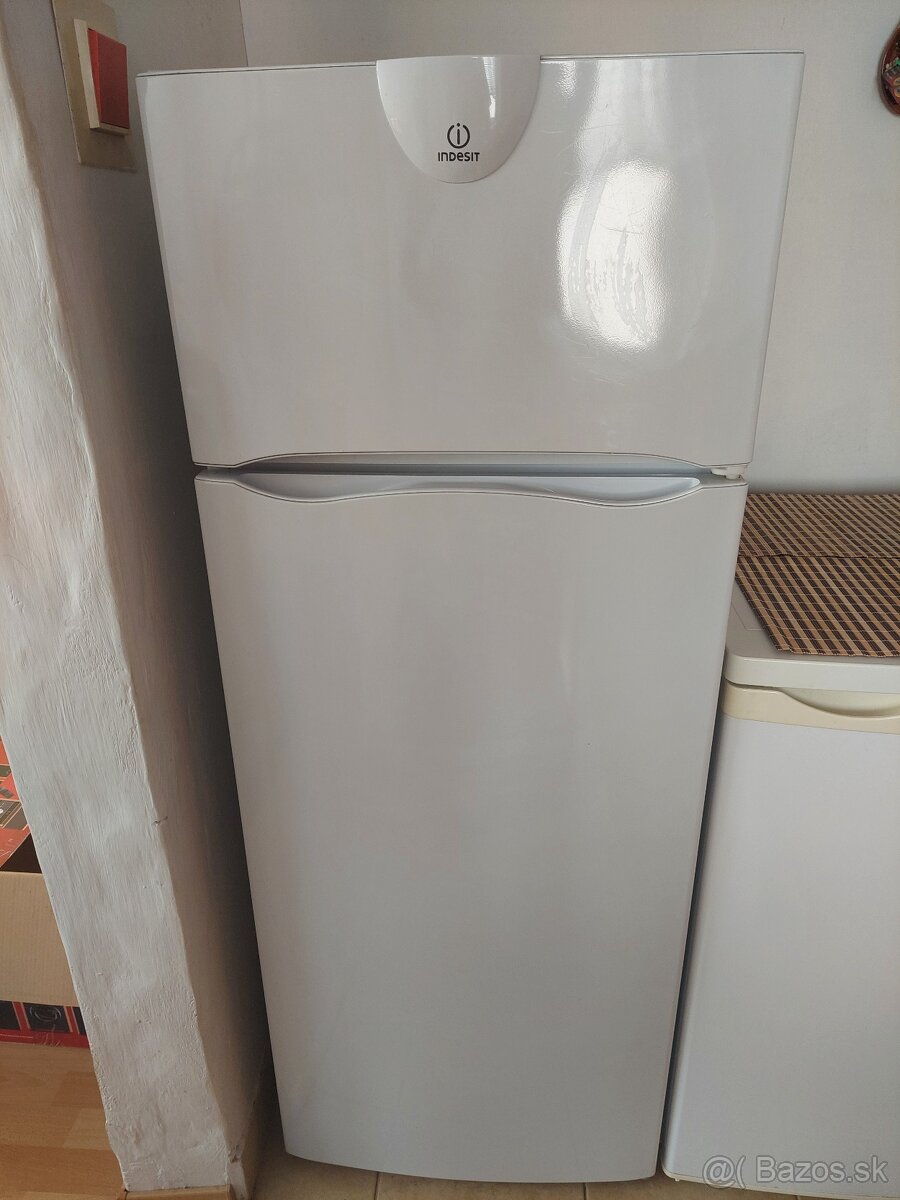 Chladnička s mrazničkou INDESIT