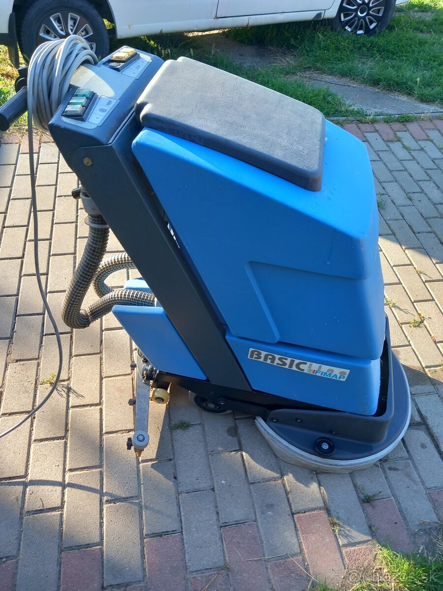 Čistiaci stroj na podlahu