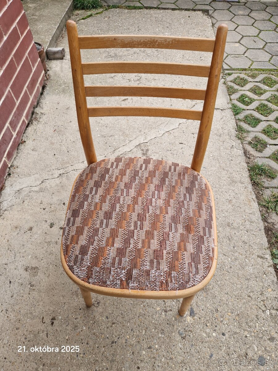 Stare retro stolicky na renovaciu