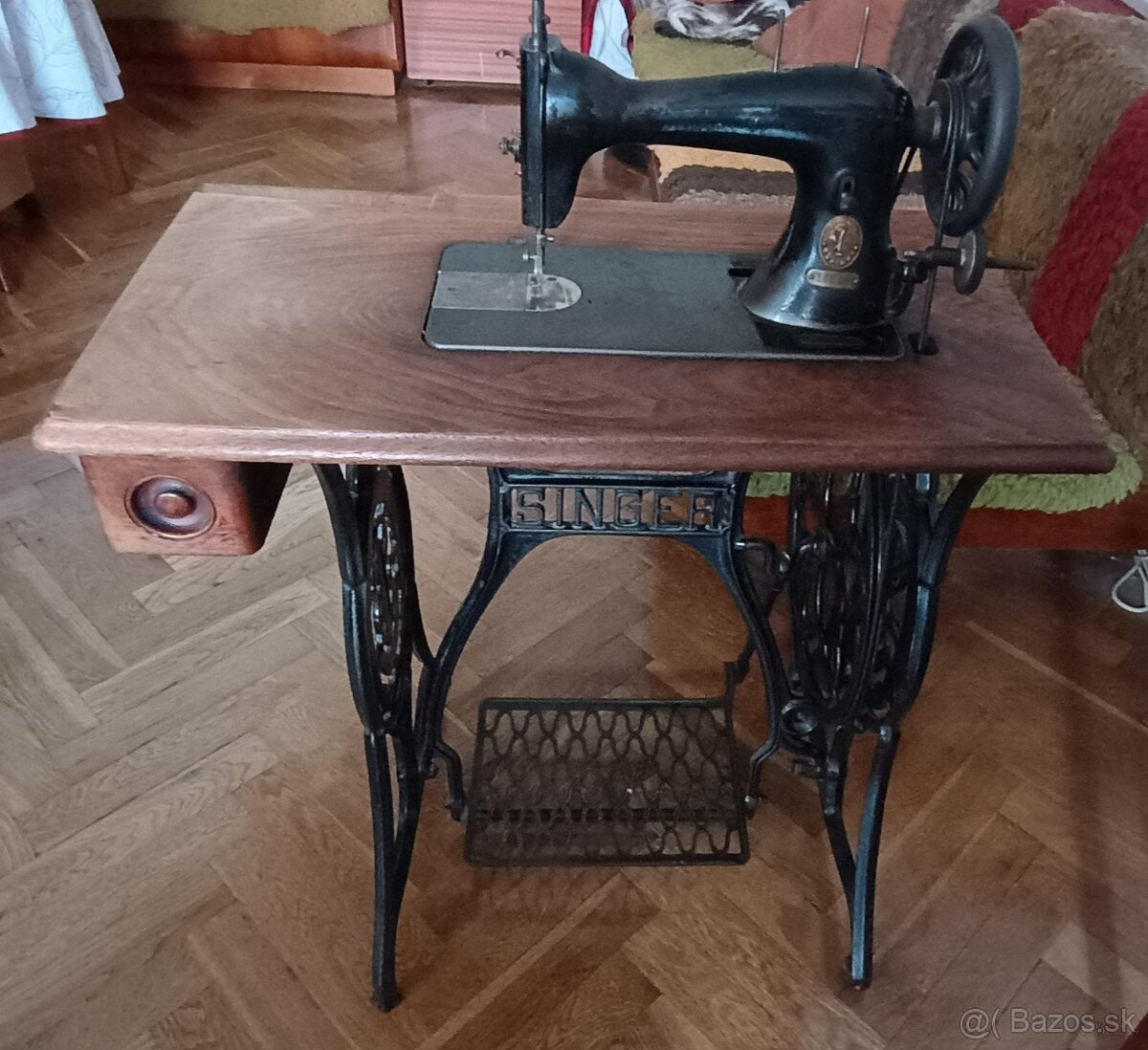 Starožitný plne funkčný šijací stroj zn. SINGER