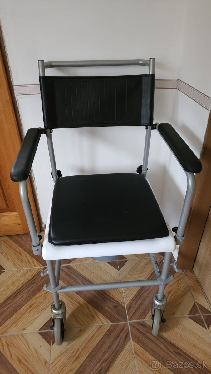 Toaletný, WC vozík na kolieskach