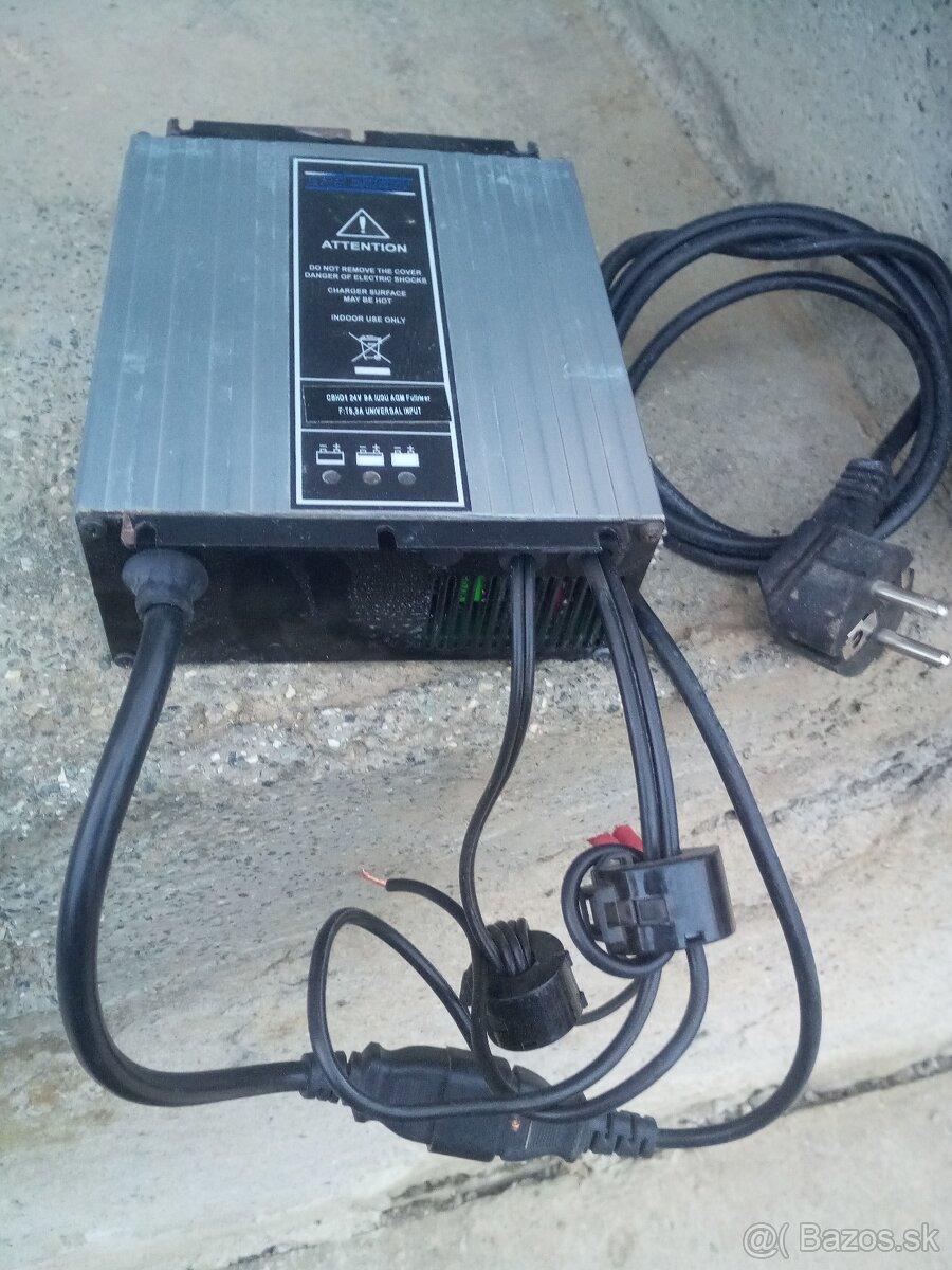 Priemyselná nabíjacka 24V 15A
