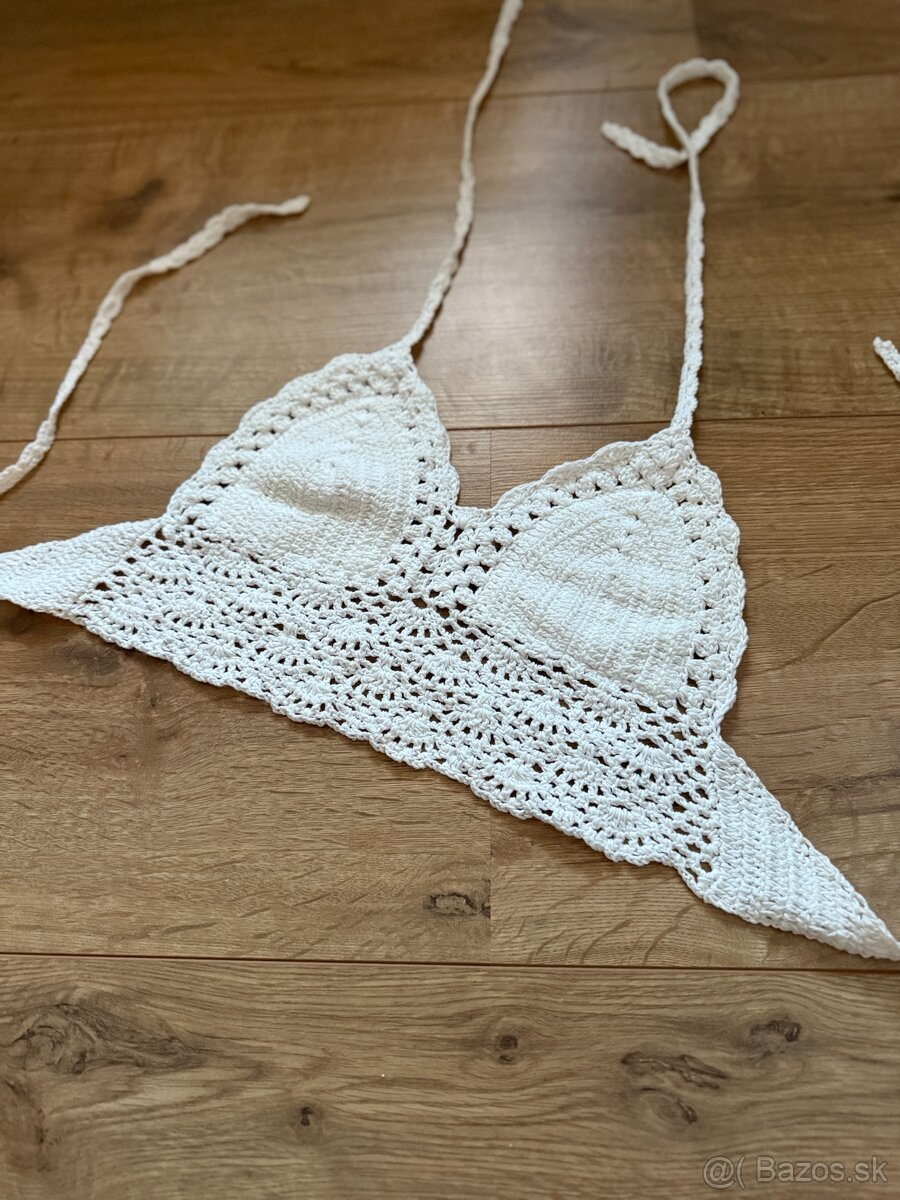 Vyšívaný crop top - nový