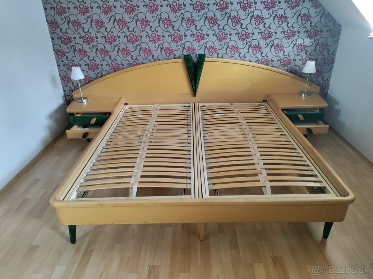 Retro postel s nocnymi stolikmi