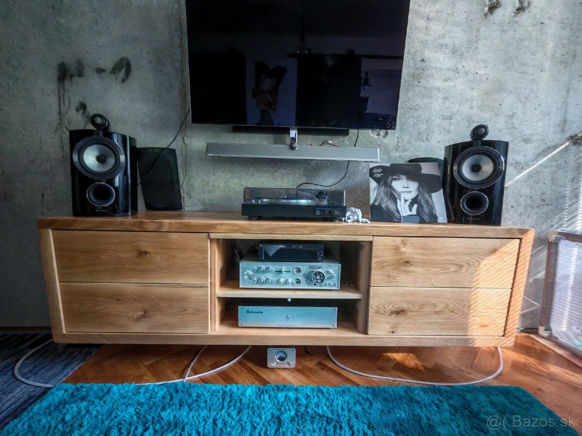 Masivny TV stolik