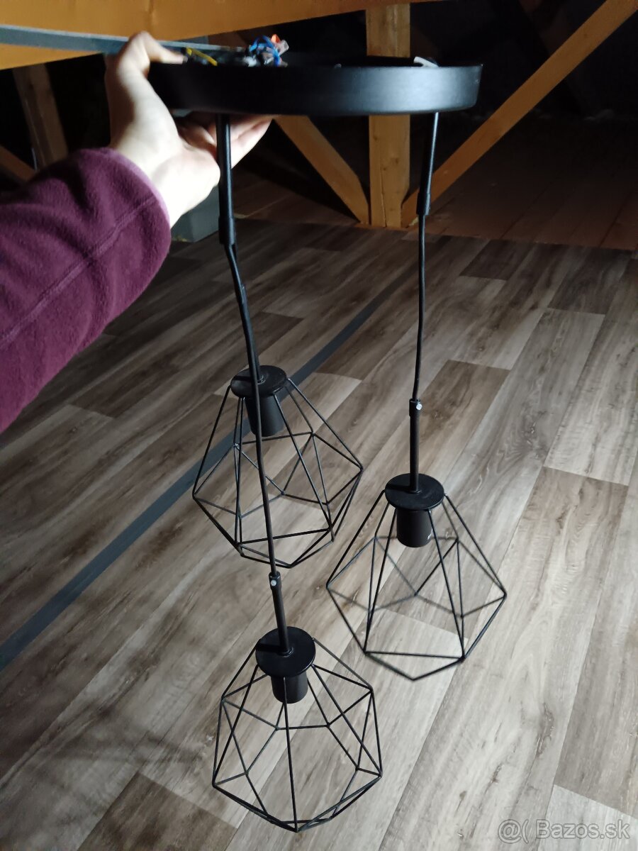 Visiaca kovová lampa na lanku