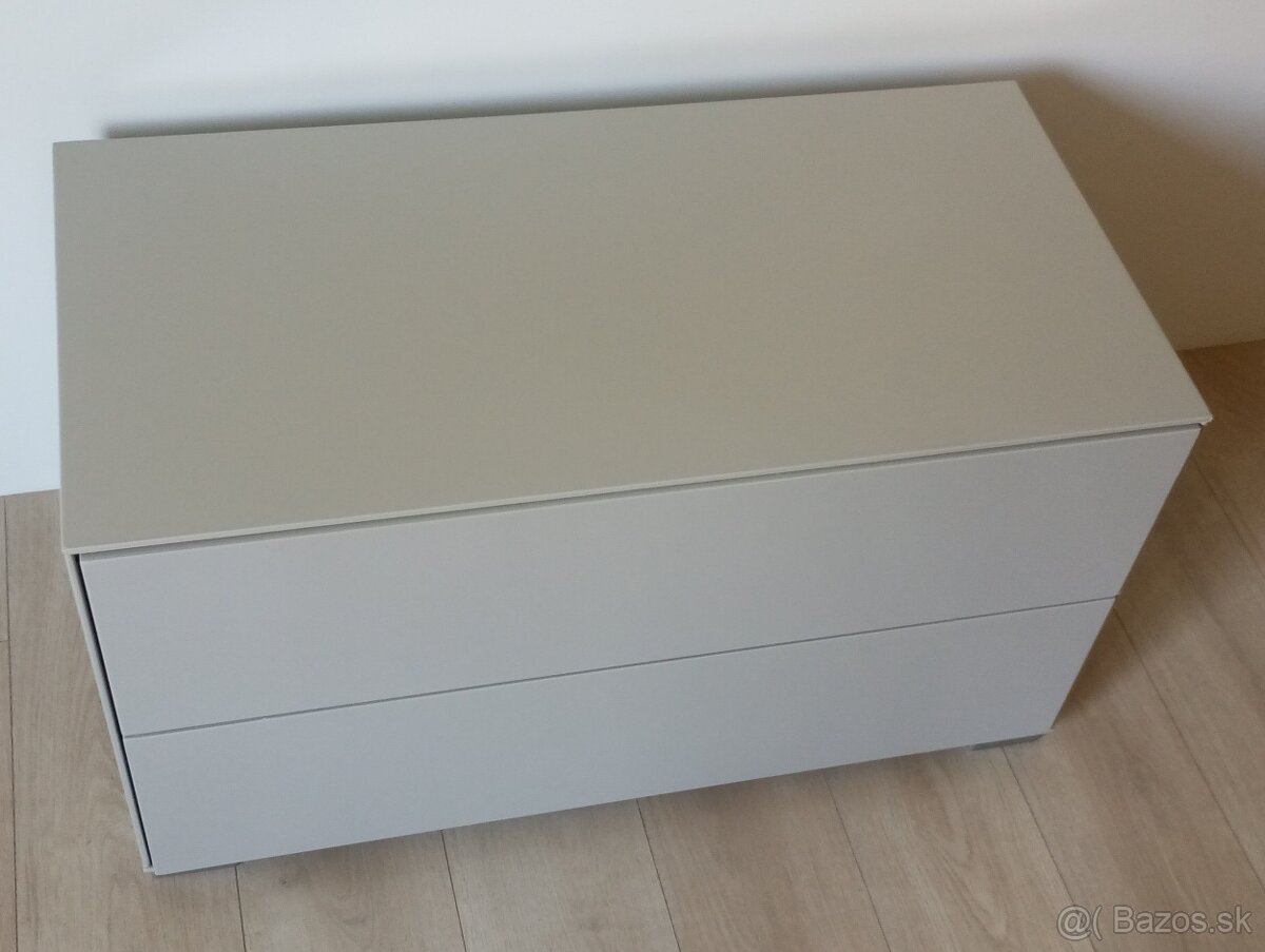 komoda - sivá farba, vysoký lesk