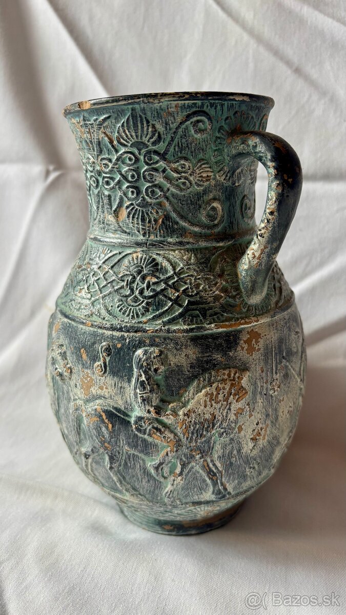 Keramická amfora s reliéfnou výzdobou