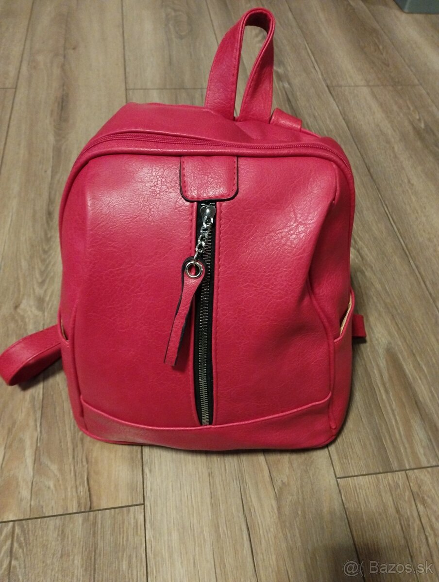 Červený ruksak.