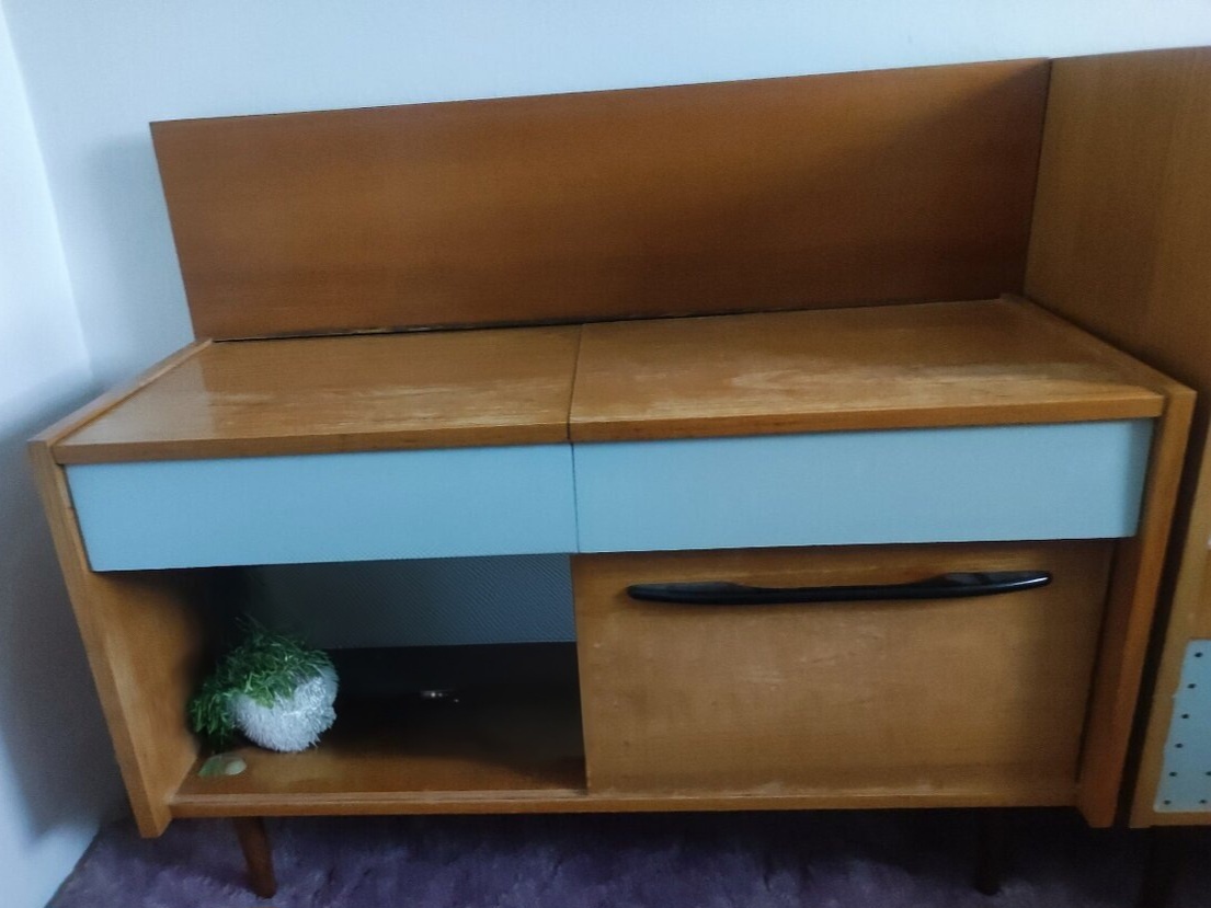 Spálňa. Skrine, stolíky, manželská postel
