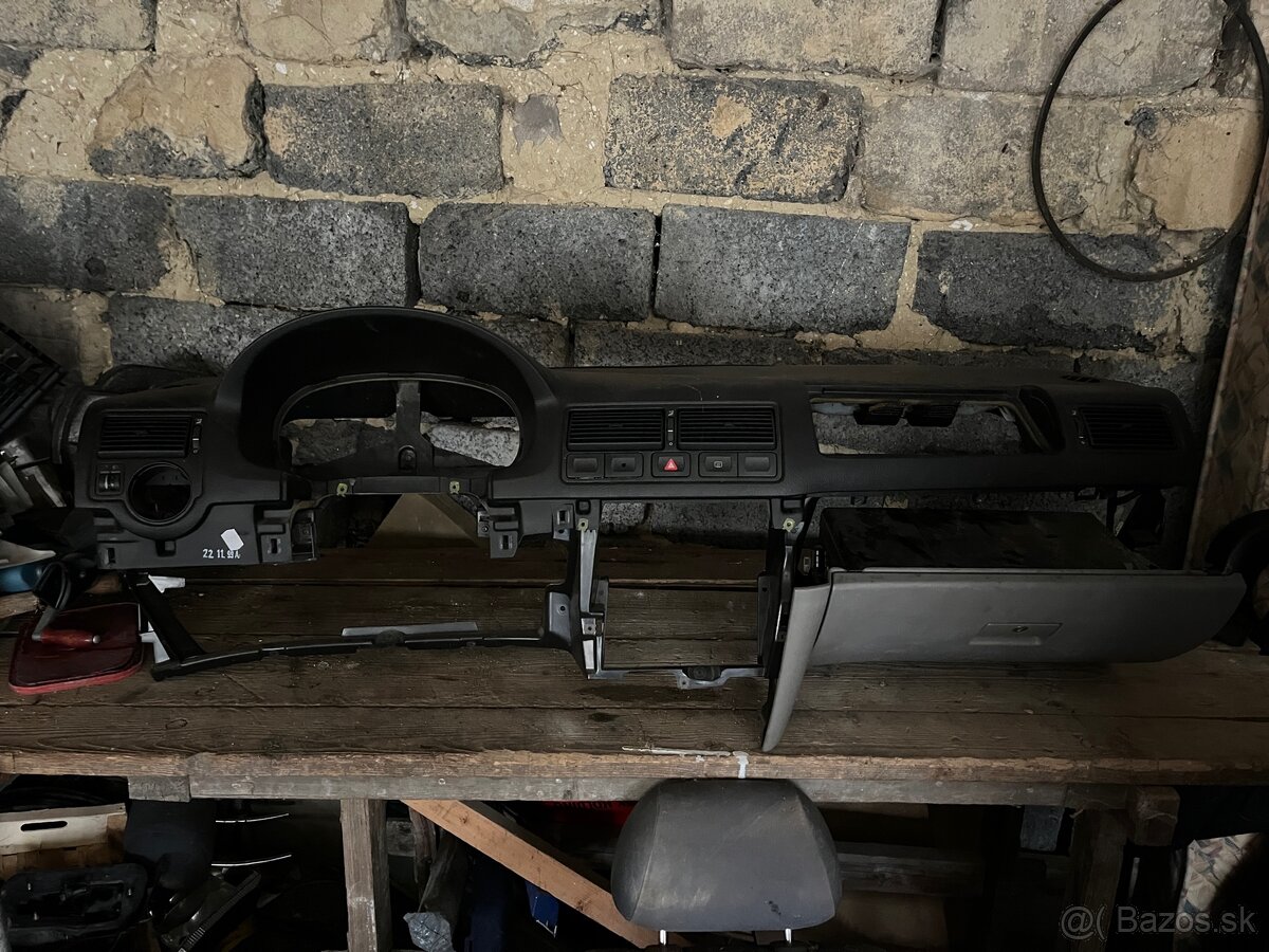Béžový interiér golf 4