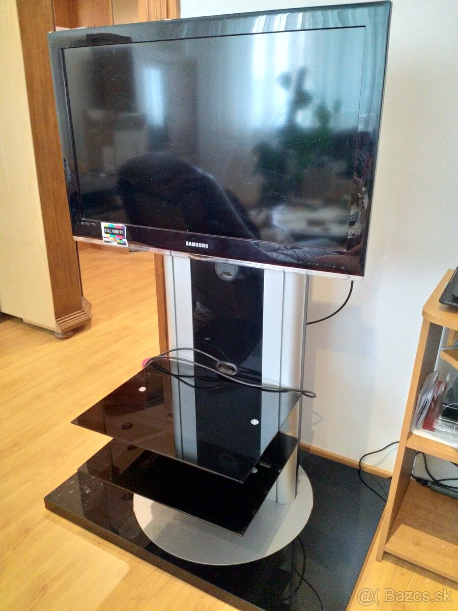 Stolík na televízor aj s TV