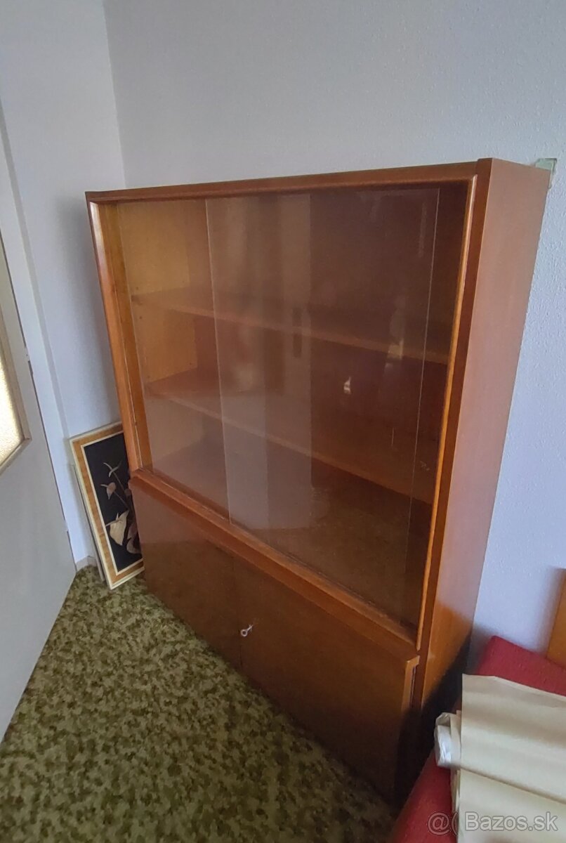 Sekretár skriňa