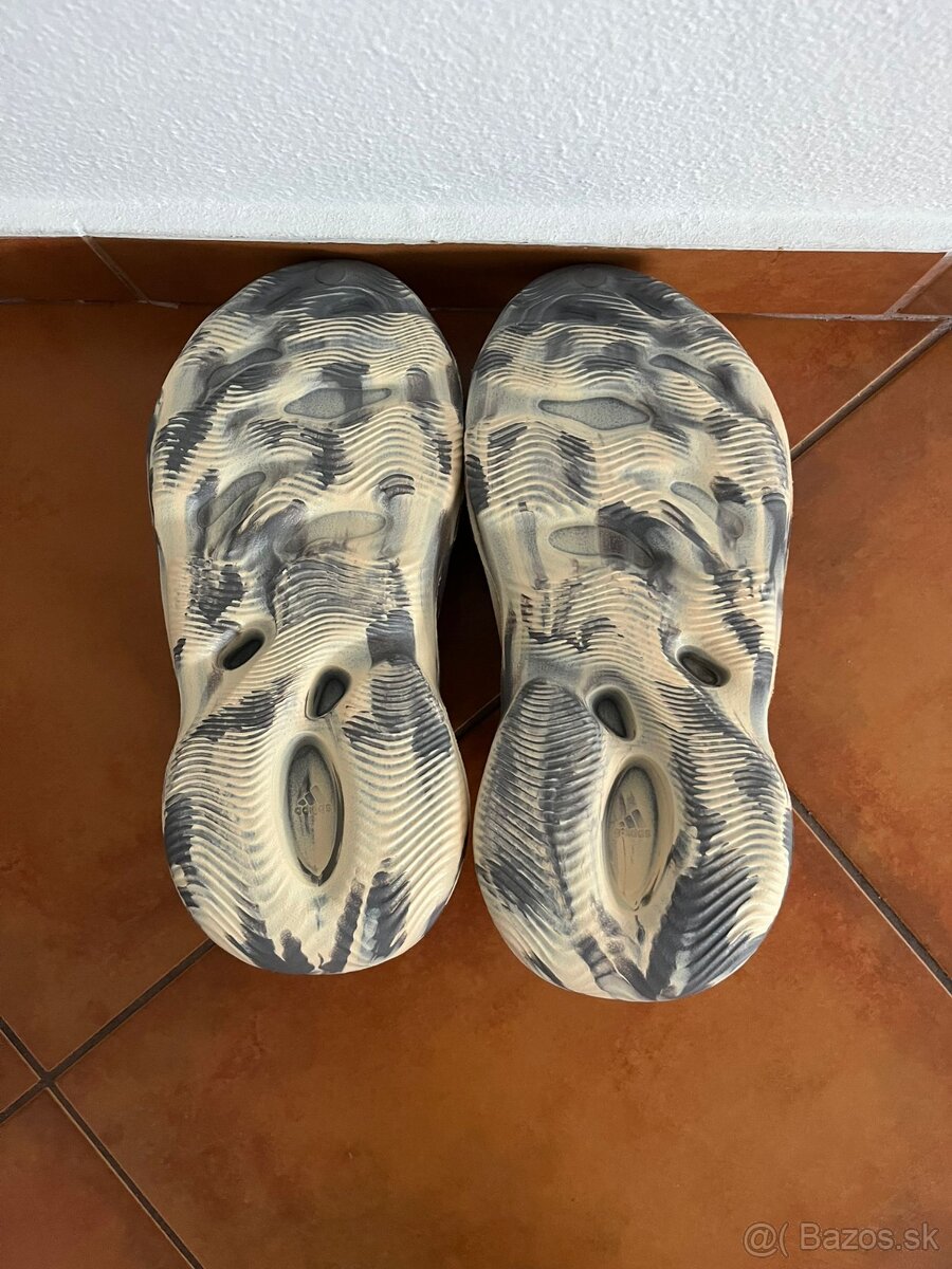 YEEZY FOAMRUNNERS CAMOUFLAGE 40,5