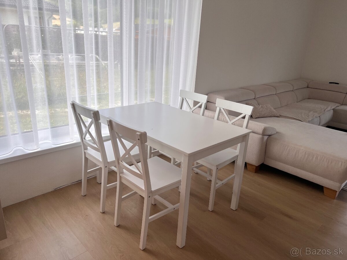 Jedálenský stol so stoličkami - zostava z Jysku