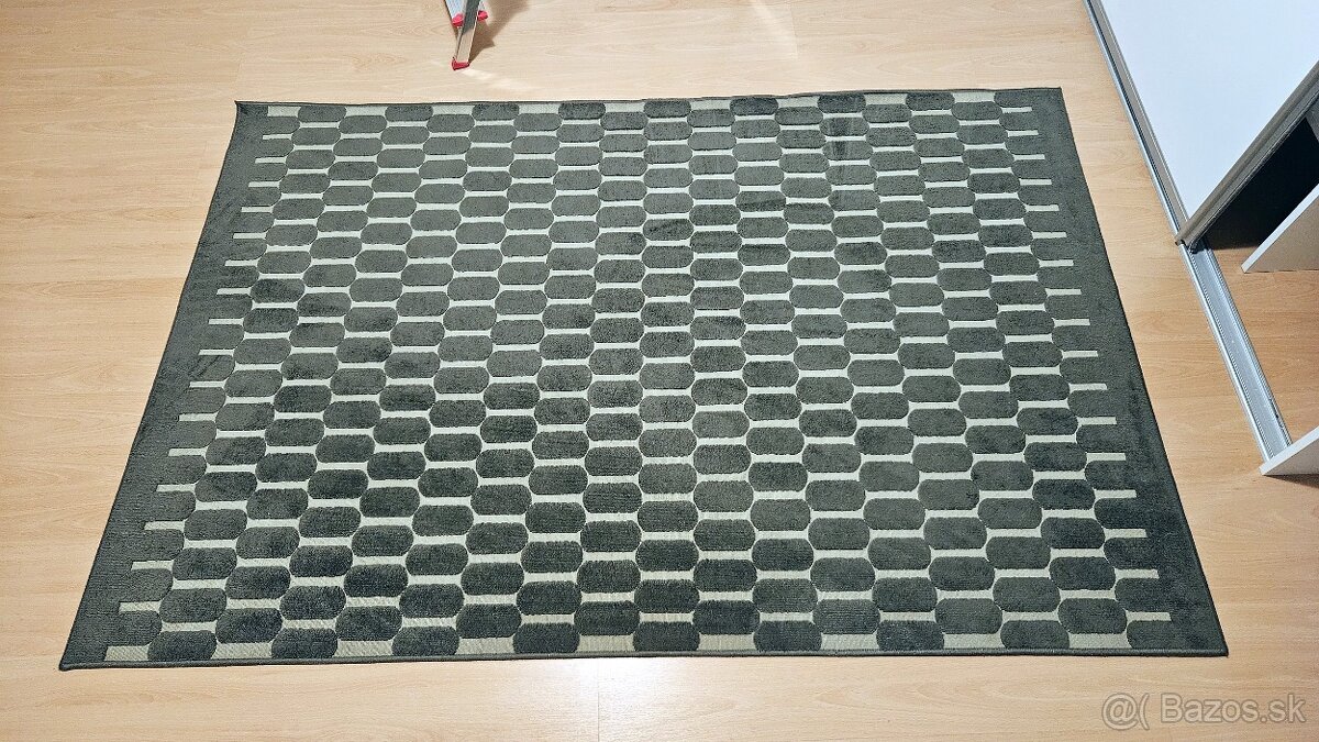 Zeleny koberec so vzorom 195 x 130 cm