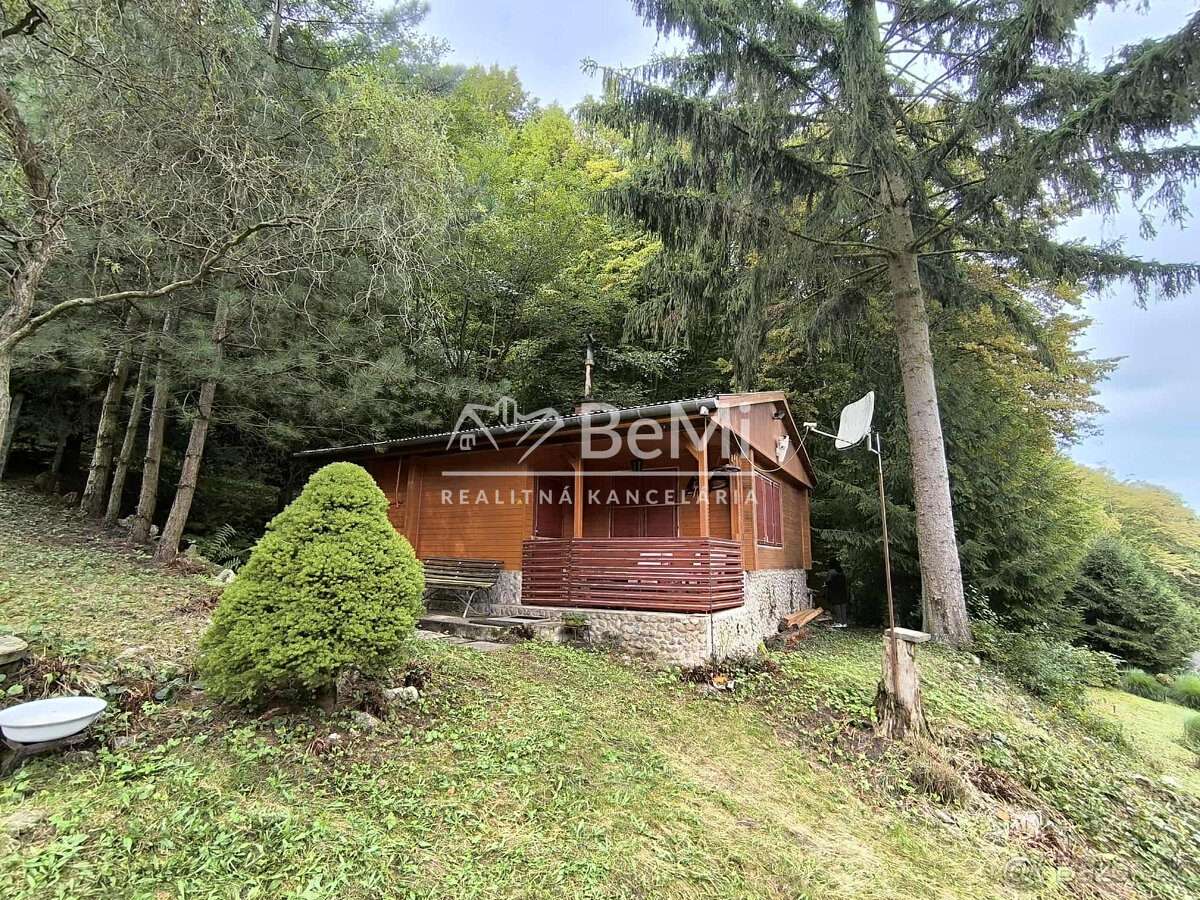 Rekreačná chata s veľkým pozemkom v lese
