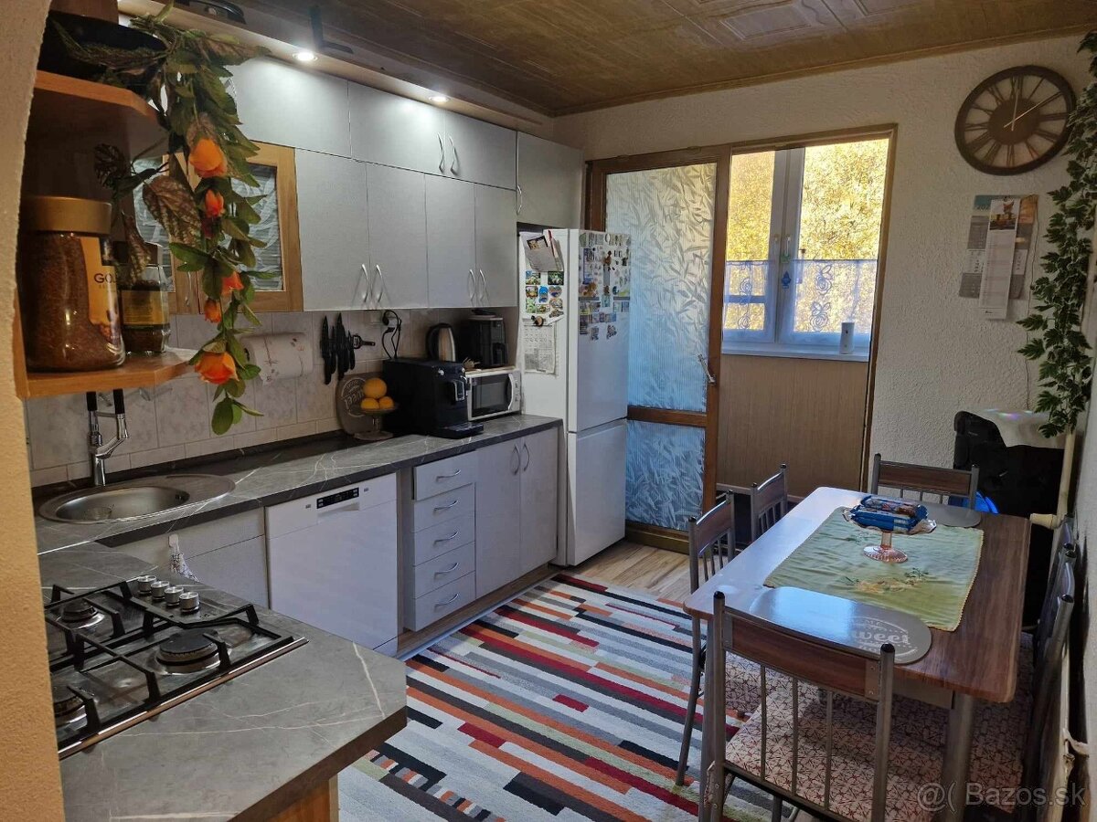 Na predaj 4 izbový byt kompletná rekonštrukcia Handlová