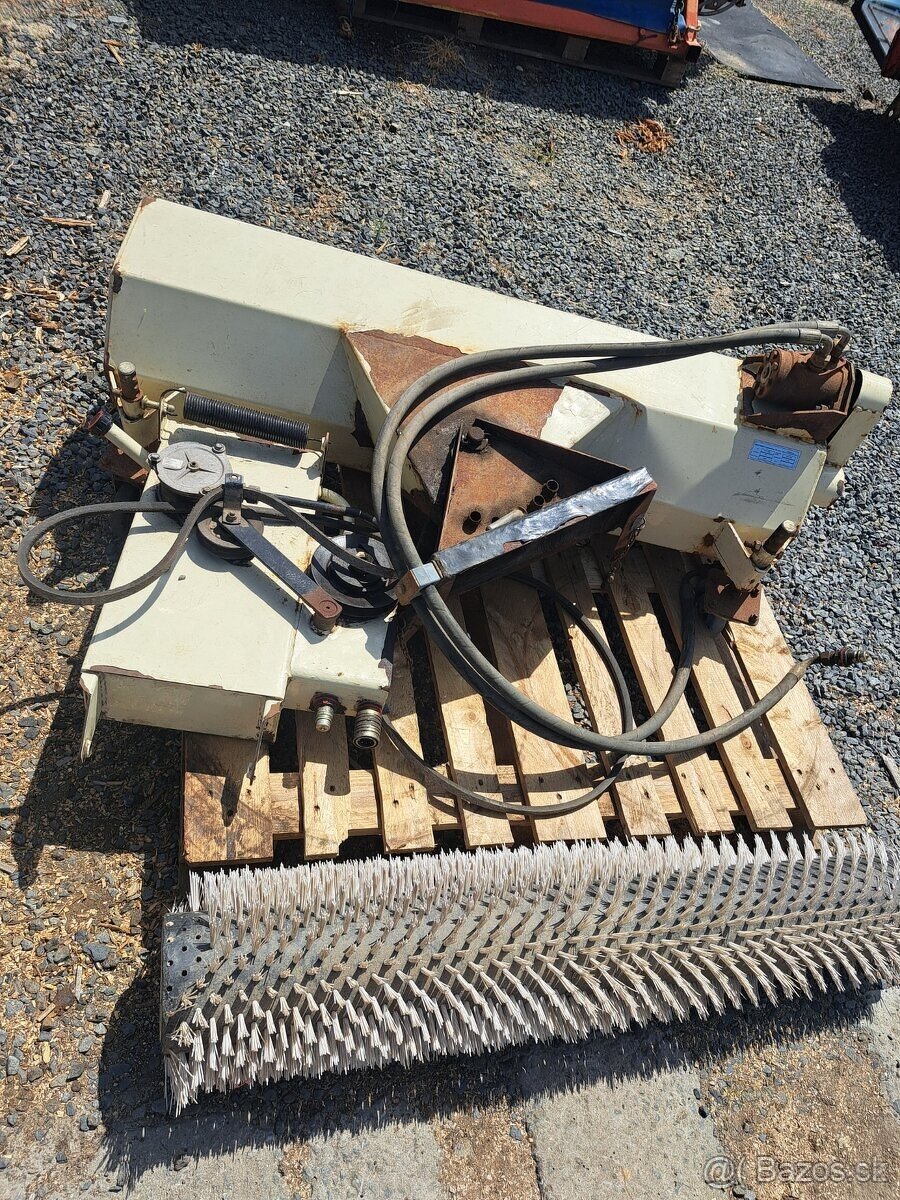 Zametacia kefa metla pre malotraktor