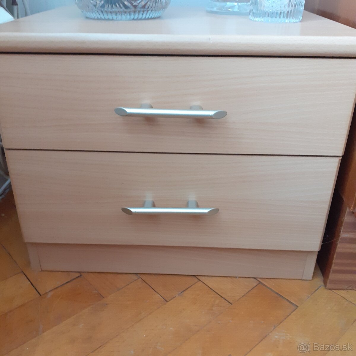 Skrinky malé k posteli