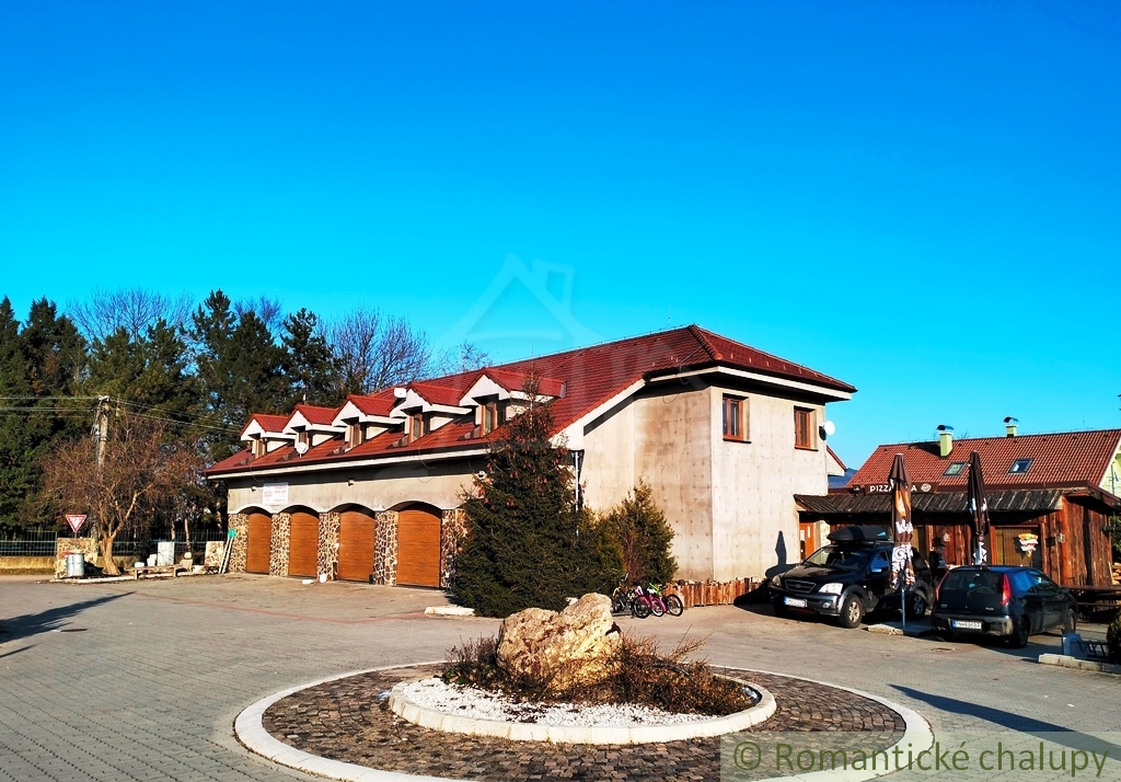 Dvojpodlažná polyfunkčná  budova s bytmi, kanceláriou a pi