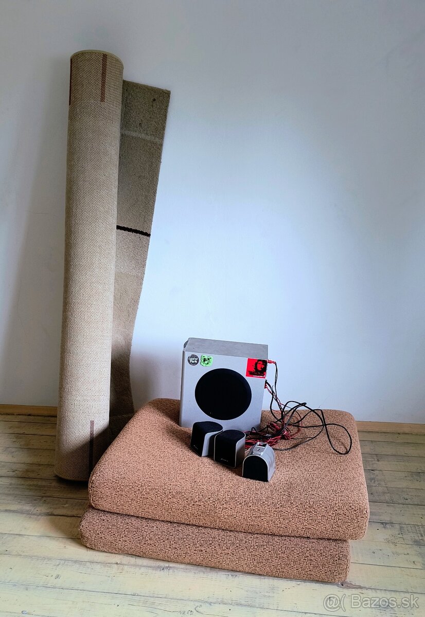 Darujem Subwoofer, 2x matrac, koberec