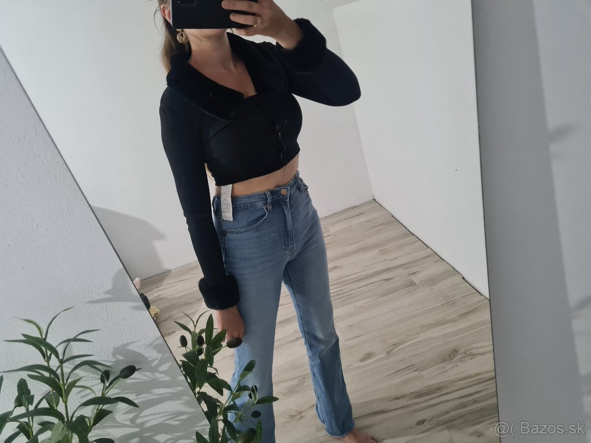 Čierny crop top s kožušinkou