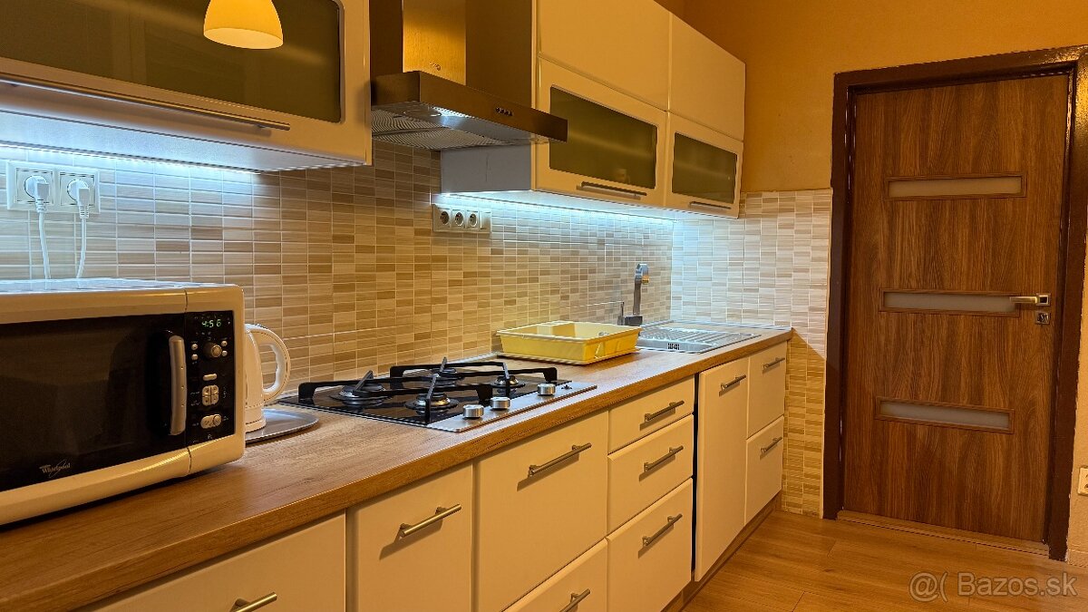 Ponúkam Vám na predaj 3 izbový byt s loggiou na Pereckej ul.