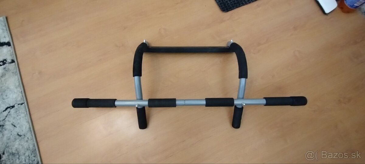 Hrazda na zárubňu dverí