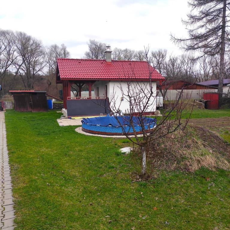 Murovaná chatka so záhradou a bazénom, Šarišské Michaľany, T