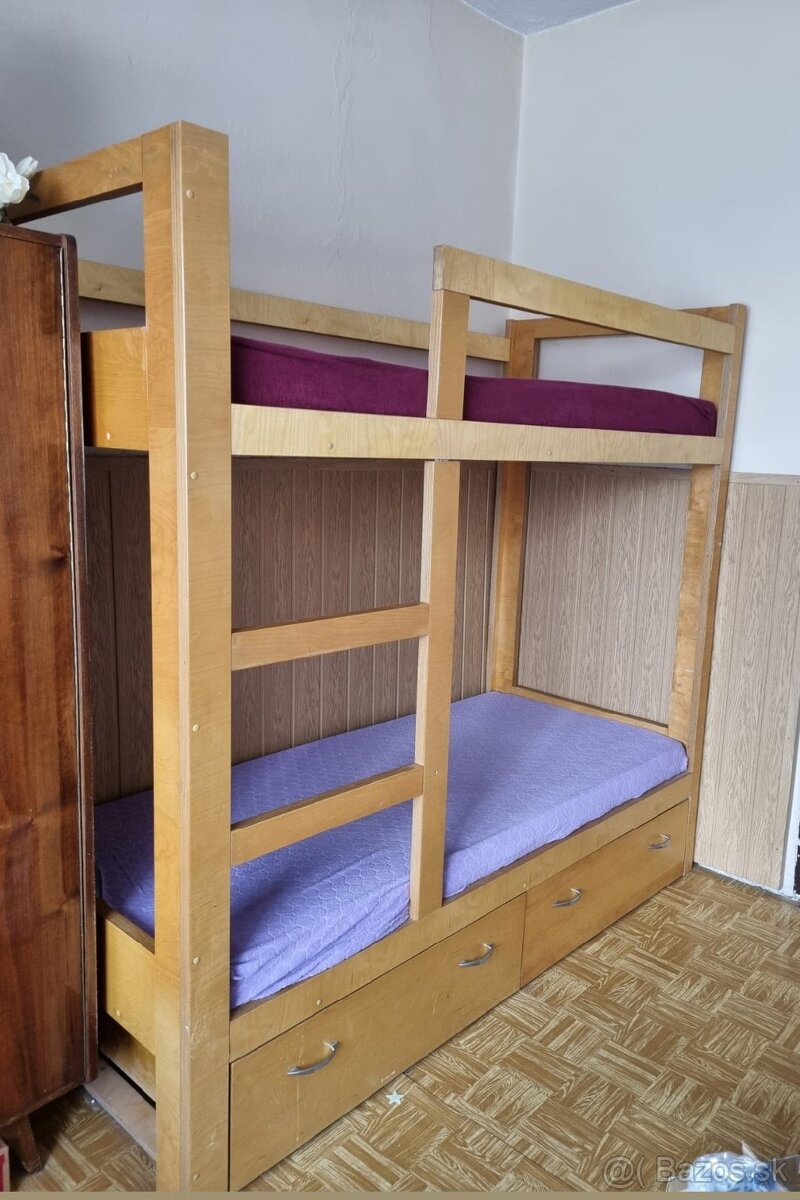 Dvojposchodva posteľ