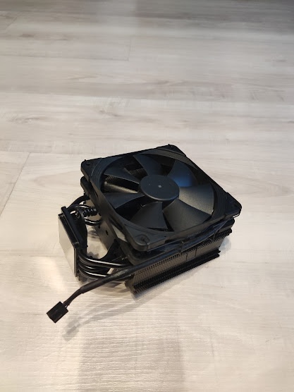 Predám chladič Noctua nh u12s chromax black