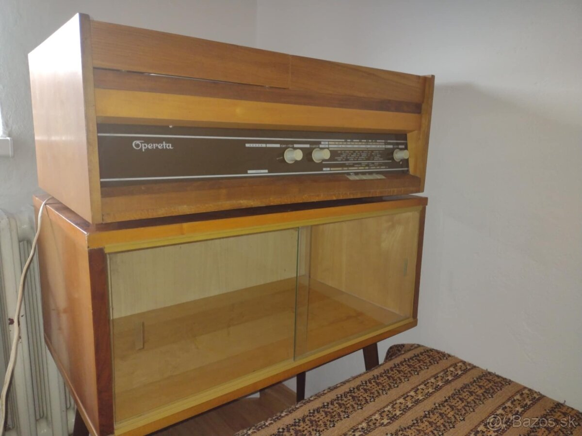 Starožitné rádio s LP prehrávačom a skrinkou