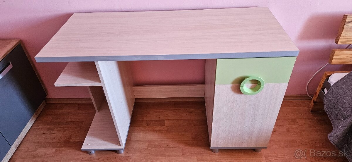 Písací stôl do detskej izby.